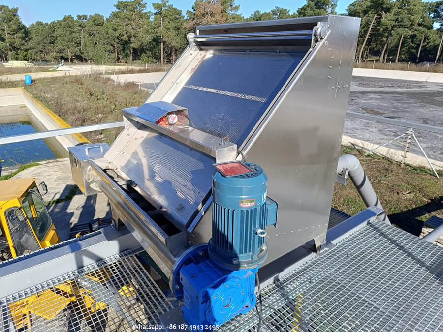 Pig waste dewatering machine